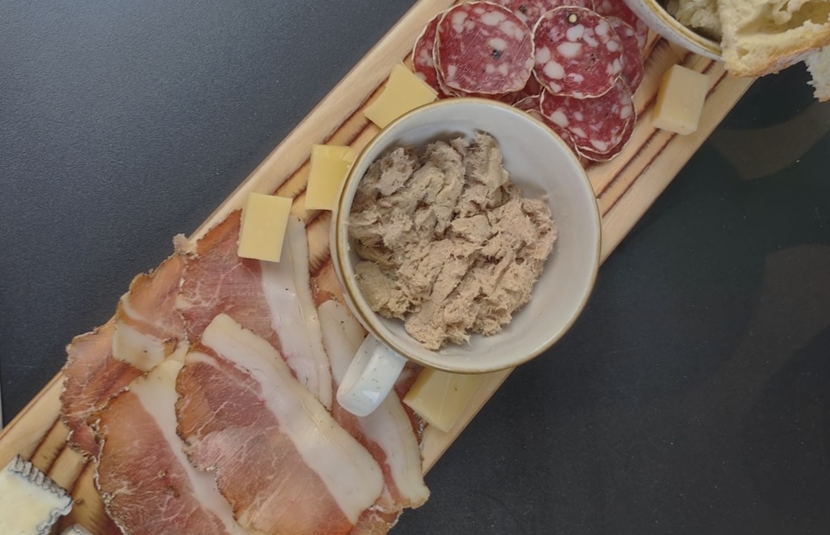 Planche de charcuterie et fromages artisanaux